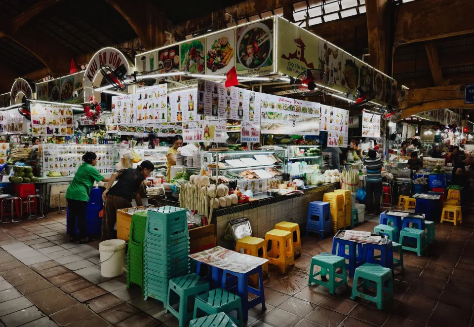 Bếp và nhân viên tại quán